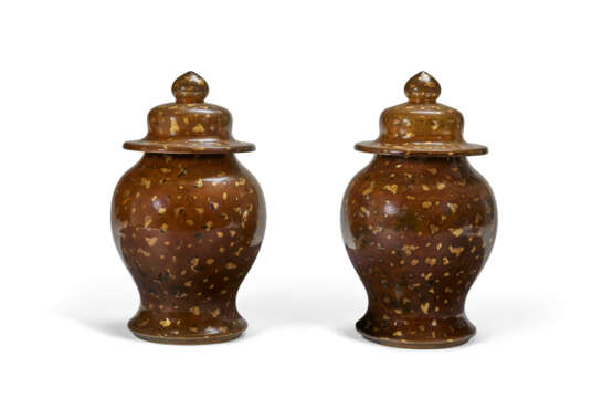 A PAIR OF CHINESE GILT-SPLASHED BRONZE BALUSTER VASES AND COVERS - photo 1
