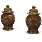 A PAIR OF CHINESE GILT-SPLASHED BRONZE BALUSTER VASES AND COVERS - фото 2