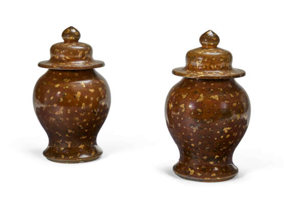 A PAIR OF CHINESE GILT-SPLASHED BRONZE BALUSTER VASES AND COVERS - фото 2