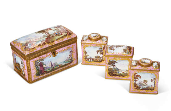 A GEORGE III STAFFORDSHIRE PINK ENAMEL CASKET ENCLOSING THREE TEA CANISTERS - photo 2