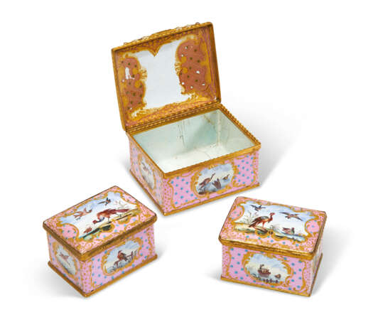 A GEORGE III STAFFORDSHIRE PINK ENAMEL CASKET ENCLOSING THREE TEA CANISTERS - photo 4