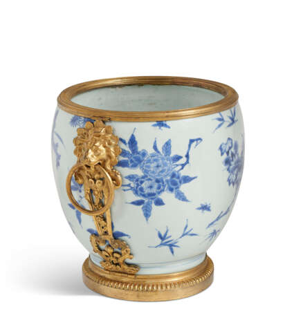 A REGENCE ORMOLU-MOUNTED CHINESE BLUE AND WHITE PORCELAIN CACHE POT - фото 2