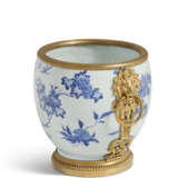 A REGENCE ORMOLU-MOUNTED CHINESE BLUE AND WHITE PORCELAIN CACHE POT - фото 3