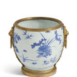 A REGENCE ORMOLU-MOUNTED CHINESE BLUE AND WHITE PORCELAIN CACHE POT - Foto 4