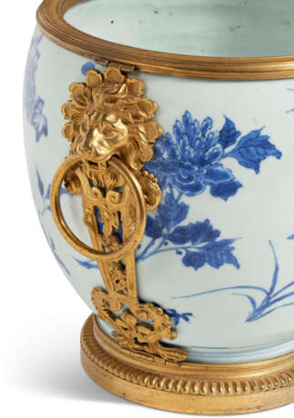 A REGENCE ORMOLU-MOUNTED CHINESE BLUE AND WHITE PORCELAIN CACHE POT - фото 5