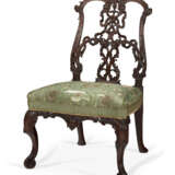 A PAIR OF GEORGE II MAHOGANY RIBBON-BACK SIDE CHAIRS - photo 2