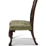 A PAIR OF GEORGE II MAHOGANY RIBBON-BACK SIDE CHAIRS - photo 4