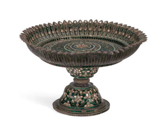 AN INDIAN GEM-SET AND ENAMELED SILVER-GILT TAZZA - фото 1