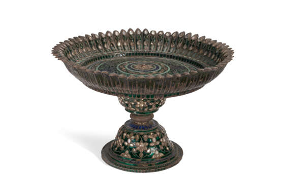 AN INDIAN GEM-SET AND ENAMELED SILVER-GILT TAZZA - фото 2