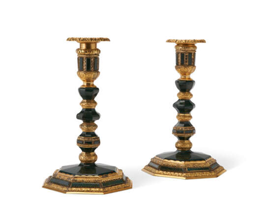 A PAIR OF GERMAN GILT-BRONZE AND BLOODSTONE CANDLESTICKS - Foto 1