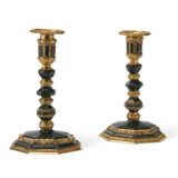 A PAIR OF GERMAN GILT-BRONZE AND BLOODSTONE CANDLESTICKS - Foto 3