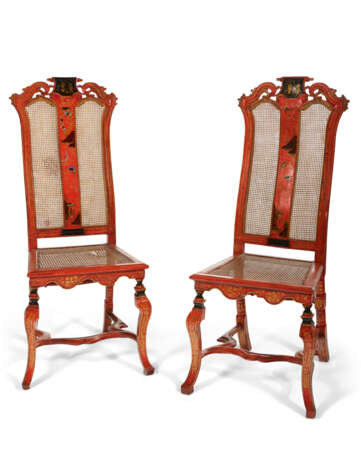 A PAIR OF QUEEN ANNE SCARLET AND GILT-JAPANNED SIDE CHAIRS - фото 1