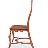 A PAIR OF QUEEN ANNE SCARLET AND GILT-JAPANNED SIDE CHAIRS - Foto 5