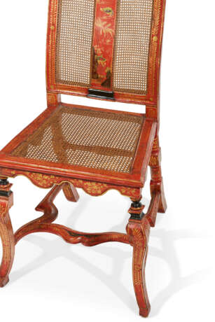 A PAIR OF QUEEN ANNE SCARLET AND GILT-JAPANNED SIDE CHAIRS - фото 6