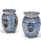 A VERY RARE PAIR OF CHINESE PAINTED ENAMEL GARDEN SEATS - Foto 1