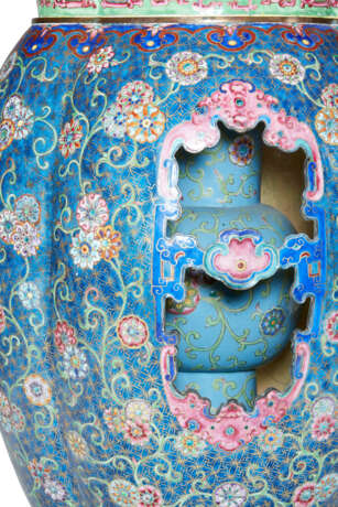 A VERY RARE PAIR OF CHINESE PAINTED ENAMEL GARDEN SEATS - Foto 5
