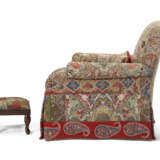 AN UPHOLSTERED CLUB CHAIR COVERED IN RESCHT EMBROIDERY - Foto 3