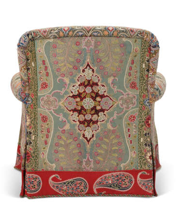 AN UPHOLSTERED CLUB CHAIR COVERED IN RESCHT EMBROIDERY - Foto 4