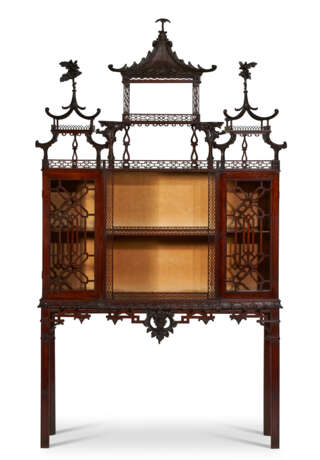AN EARLY GEORGE III MAHOGANY `CHINA` CABINET-ON-STAND - фото 1
