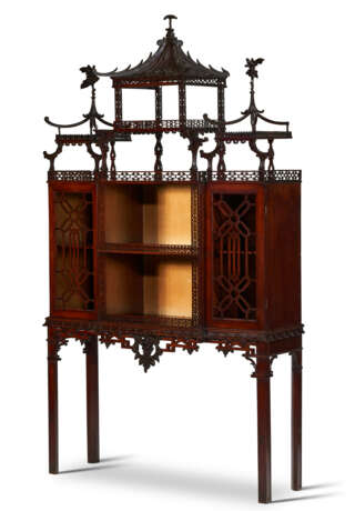 AN EARLY GEORGE III MAHOGANY `CHINA` CABINET-ON-STAND - фото 2