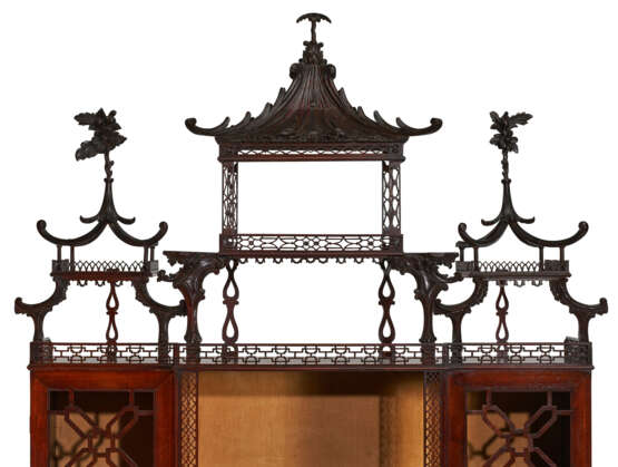 AN EARLY GEORGE III MAHOGANY `CHINA` CABINET-ON-STAND - фото 3