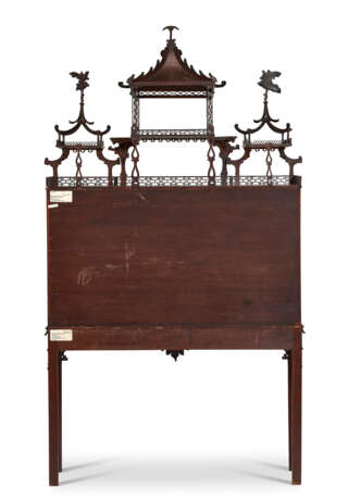 AN EARLY GEORGE III MAHOGANY `CHINA` CABINET-ON-STAND - фото 4