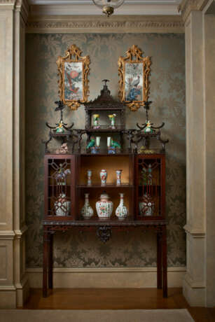 AN EARLY GEORGE III MAHOGANY `CHINA` CABINET-ON-STAND - фото 6