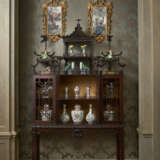 AN EARLY GEORGE III MAHOGANY `CHINA` CABINET-ON-STAND - фото 6