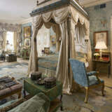 A GEORGE III BLUE-PAINTED AND PARCEL-GILT TESTER BED - Foto 1