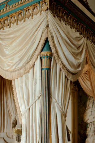 A GEORGE III BLUE-PAINTED AND PARCEL-GILT TESTER BED - Foto 2