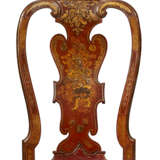 A PAIR OF GEORGE II SCARLET AND GILT-JAPANNED CHAIRS - Foto 2