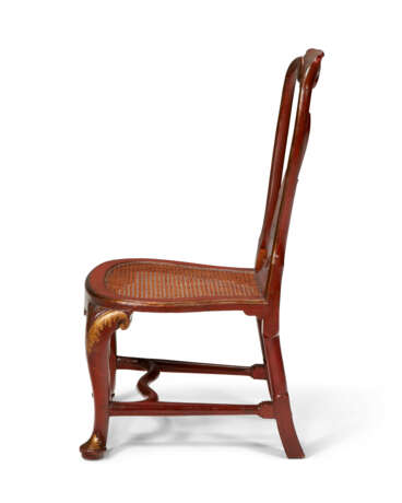 A PAIR OF GEORGE II SCARLET AND GILT-JAPANNED CHAIRS - Foto 3