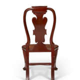 A PAIR OF GEORGE II SCARLET AND GILT-JAPANNED CHAIRS - Foto 4