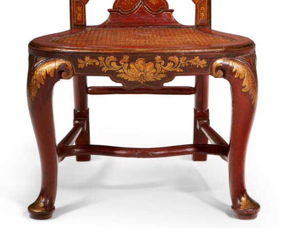 A PAIR OF GEORGE II SCARLET AND GILT-JAPANNED CHAIRS - фото 5