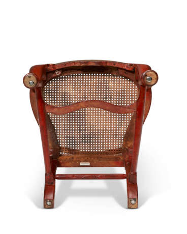 A PAIR OF GEORGE II SCARLET AND GILT-JAPANNED CHAIRS - Foto 7