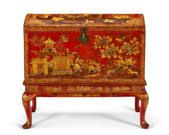 A GEORGE II SCARLET, GILT AND POLYCHROME-JAPANNED COFFER-ON-STAND - фото 2