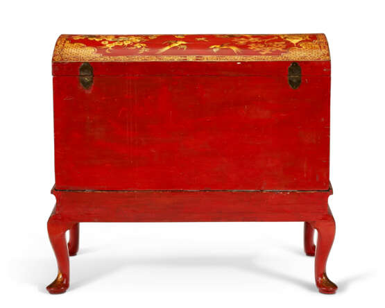 A GEORGE II SCARLET, GILT AND POLYCHROME-JAPANNED COFFER-ON-STAND - photo 7