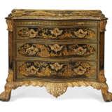 A GEORGE II BLACK AND GREEN GILT-JAPANNED AND PARCEL-GILT CHEST OF DRAWERS - фото 2