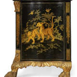 A GEORGE II BLACK AND GREEN GILT-JAPANNED AND PARCEL-GILT CHEST OF DRAWERS - фото 6