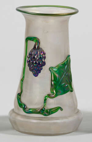 Jugendstil-Vase mit Weintraubendekor - Foto 1