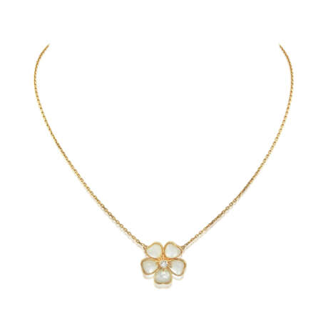 NO RESERVE - VAN CLEEF & ARPELS GROUP OF 'ALHAMBRA' JEWELLERY AND A 'MIMI NERVAL' NECKLACE - Foto 8