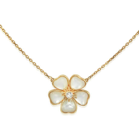 NO RESERVE - VAN CLEEF & ARPELS GROUP OF 'ALHAMBRA' JEWELLERY AND A 'MIMI NERVAL' NECKLACE - photo 9