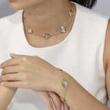 NO RESERVE - VAN CLEEF & ARPELS GROUP OF 'ALHAMBRA' JEWELLERY AND A 'MIMI NERVAL' NECKLACE - Foto 17