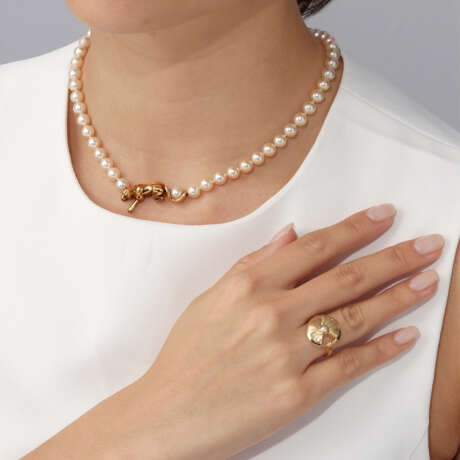 NO RESERVE - CARTIER 'AMULETTE DE CARTIER' DIAMOND RING AND A CULTURED PEARL, EMERALD AND ONYX 'PANTHÈRE' NECKLACE - photo 8