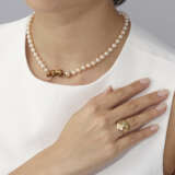 NO RESERVE - CARTIER 'AMULETTE DE CARTIER' DIAMOND RING AND A CULTURED PEARL, EMERALD AND ONYX 'PANTHÈRE' NECKLACE - Foto 8