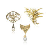 MIKIMOTO CULTURED PEARL AND DIAMOND BROOCH; TOGETHER WITH TWO CULTURED PEARL, DIAMOND AND EMERALD BROOCHES - Foto 1