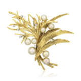MIKIMOTO CULTURED PEARL AND DIAMOND BROOCH; TOGETHER WITH TWO CULTURED PEARL, DIAMOND AND EMERALD BROOCHES - Foto 2