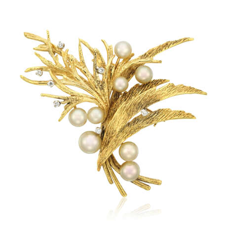 MIKIMOTO CULTURED PEARL AND DIAMOND BROOCH; TOGETHER WITH TWO CULTURED PEARL, DIAMOND AND EMERALD BROOCHES - Foto 2