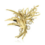 MIKIMOTO CULTURED PEARL AND DIAMOND BROOCH; TOGETHER WITH TWO CULTURED PEARL, DIAMOND AND EMERALD BROOCHES - Foto 3