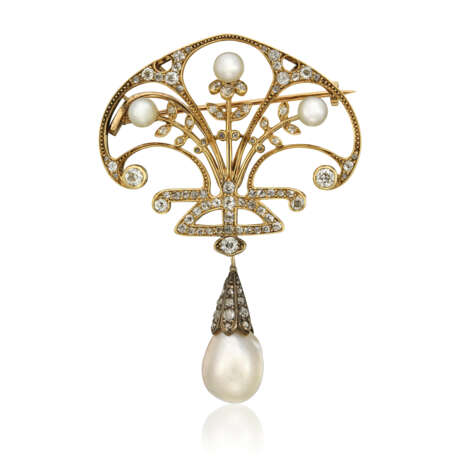 MIKIMOTO CULTURED PEARL AND DIAMOND BROOCH; TOGETHER WITH TWO CULTURED PEARL, DIAMOND AND EMERALD BROOCHES - Foto 4